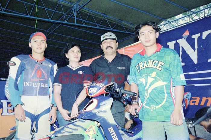 Sudirman Bawarie (kedua dari kanan) saat mengawal dua anak tertuanya, Irwan dan Hendri saat balapan road race.
