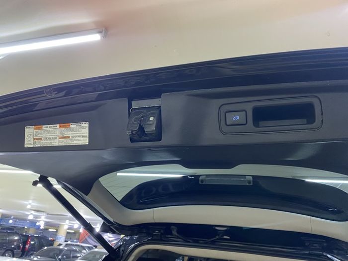 Perhatikan fitur Power Back Door, pastikan fungsi dan pergerakan sistem motoriknya masih normal