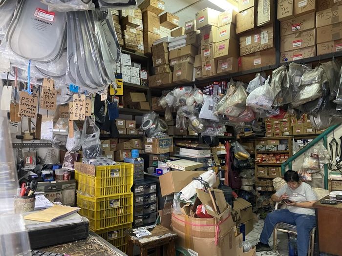 Untuk suku cadang Honda lawas seperti Maestro, Genio, Estilo, masih banyak tersimpan di toko ini