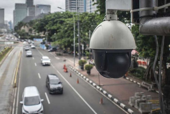Salah satu kamera CCTV ETLE yang siap menangkap gambar pengendara yang melanggar untuk diberikan sanksi berupa denda tilang elektronik 