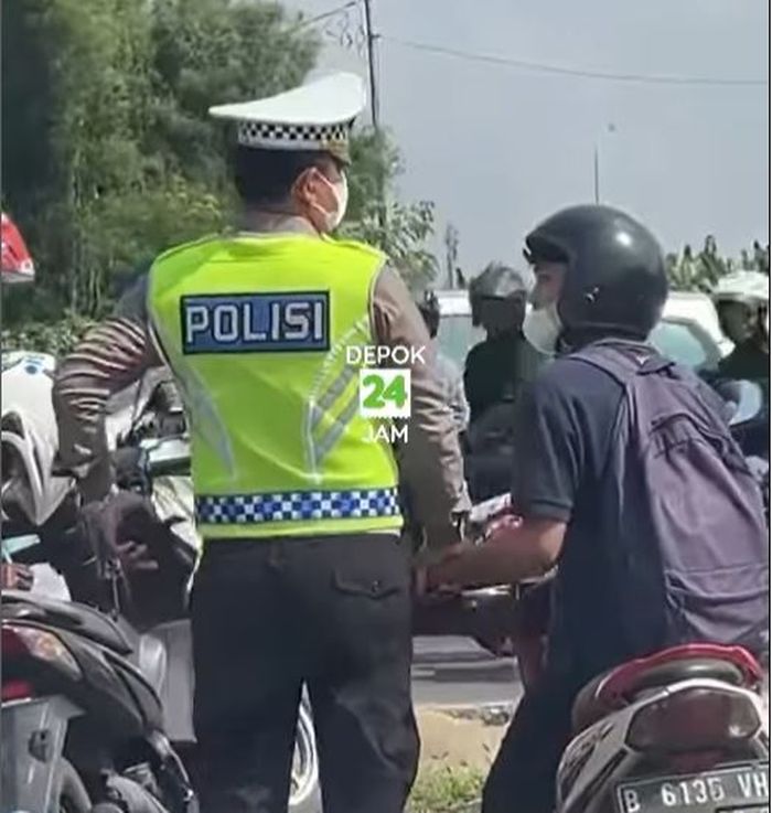 Pengendara Yamaha Mio J yang ditarik paksa Polisi di Simpang Cijago, kota Depok