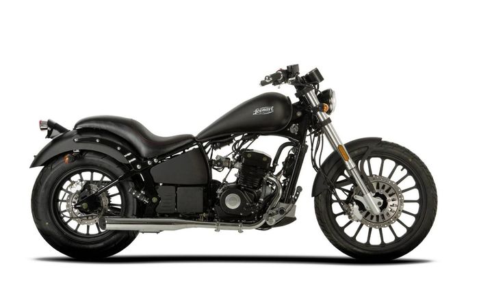 tampak samping Leonart Daytona 125, ruang mesinnya kelihatan kosong.