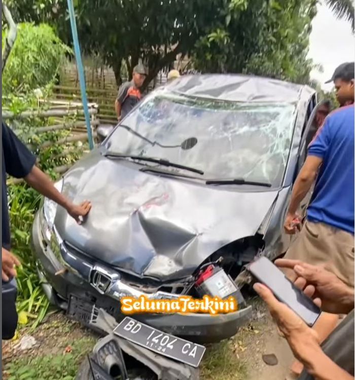 Kondisi Honda Brio usai kayang akibat pecah ban di Seluma Barat, kota Bengkulu