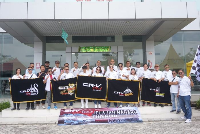 Mengunjungi dealer Honda menjadi salah satu agenda dalam touring CCI Goes to Sumatera Jelajah Nagari Minang.