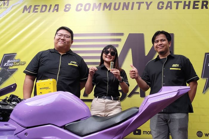 Alfonsus (paling kiri), Sales Manager PT Motobatt Indonesia dalam acara peluncuran Motobatt-VM.