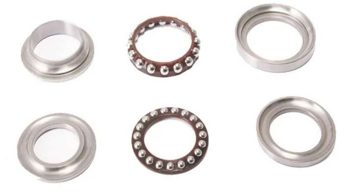 Ada dua merk komstir yang dipakai dalam promo pergantian komstir di Erlan View, Maxsill dan Daytona 