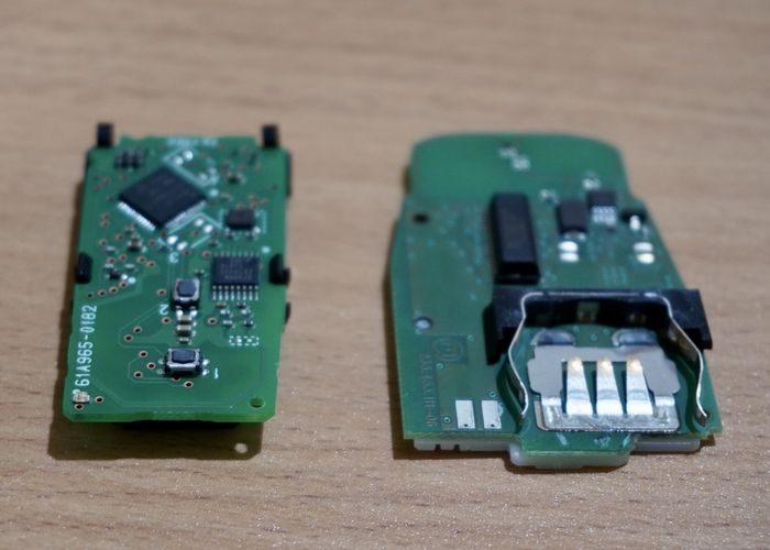 Chip board transponder kunci mobil bawaan yang bisa dipindah atau diduplikat untuk dibuat digital key