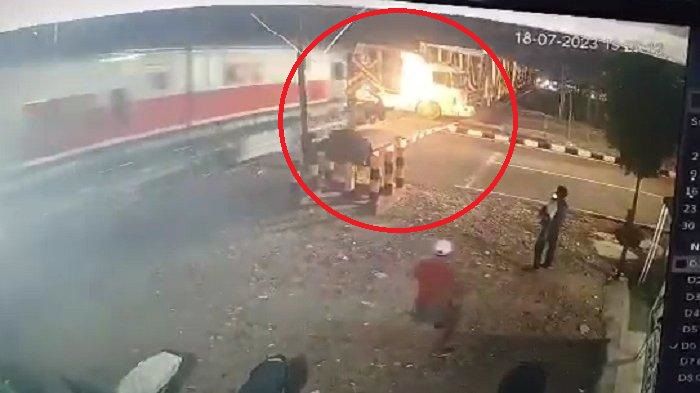 Dalam lingkaran merah truk trailer lowbed tersangkut di atas rel perlintasan hingga ditabrak lokomotif KA 112 Brantas di Jl Madukoro, Semarang