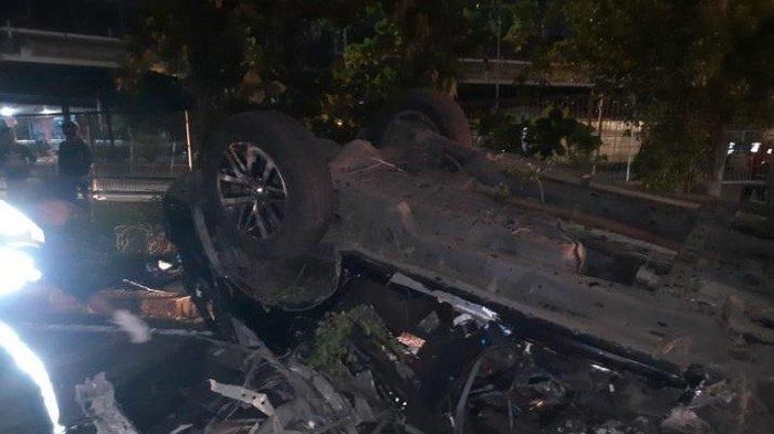 Toyota Fortuner jungkir balik dengan posisi atap hancur di exit tol Plumpang, Jakarta Utara