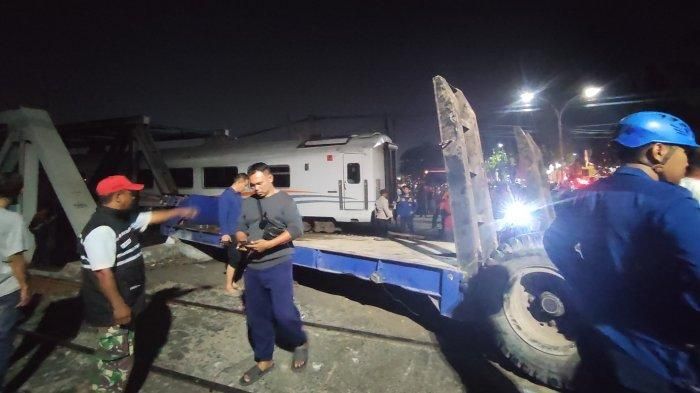 Proses evakuasi bangkai truk trailer lowbed yang meledak ditebas KA 112 Brantas di Jl Madukoro, Semarang