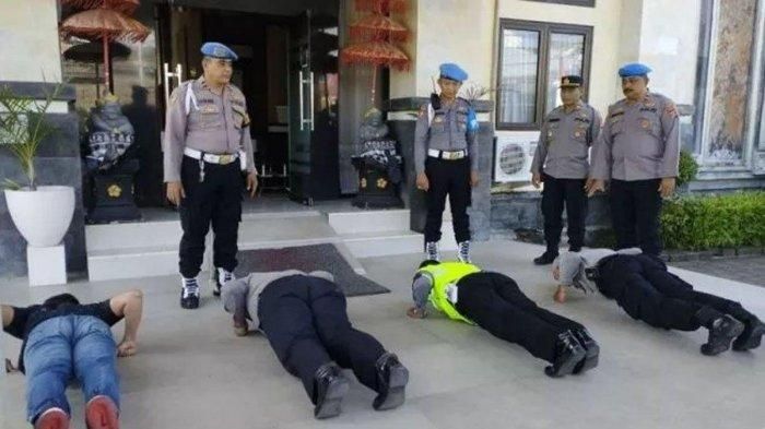 Empat anggota Polisi Polsek Denpasar Barat dihukum push up karena asyik minum bir dan tolak laporan wanita korban jambret