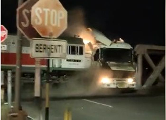 Kecelakaan kereta api Brantas yang menabrak truk terjadi di Semarang pada Selasa (18/7/2023) malam.