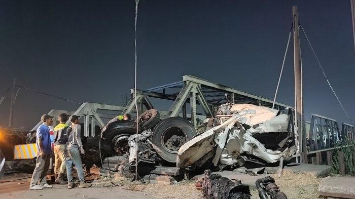 Bangkai truk trailer di atas jembatan besi setelah meledak akibat ditusuk lokomotif KA 112 Brantas relasi Pasar Senen-Blitar