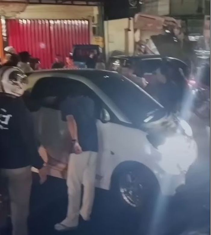 Kondisi Smart Fortwo usai tarung musuh Honda Freed karena dihantam ambulans dari belakang