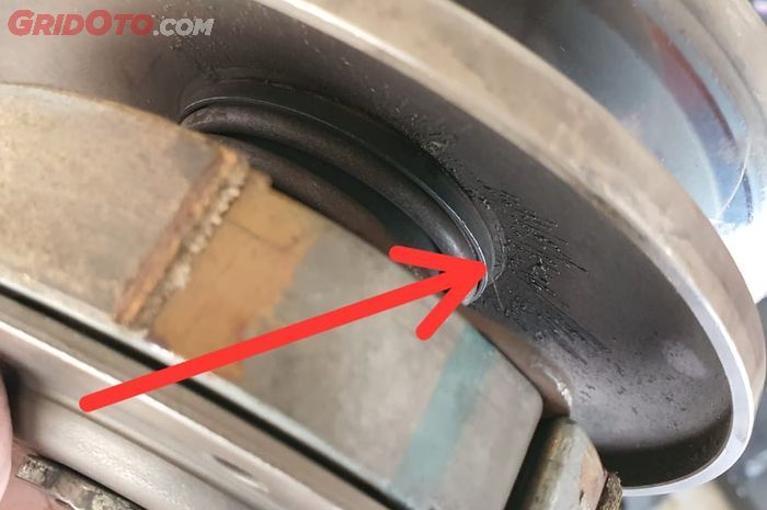 Grease atau gemuk CVT yang masuk ke dalam area mangkok kampas ganda 