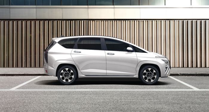 Hyundai Stargazer Prime dapat rem belakang cakram dan electric parking brake.