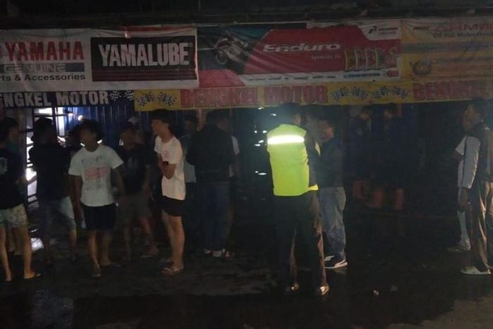 Bengkel nakal di Bogor yang pernah viral kini didatangi warga beramai-ramai dengan petugas damkar. Ada apa