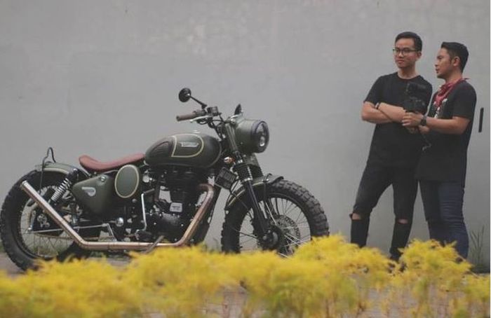 Putra sulung Presiden Joko Widodo, Gibran Rakabuming Raka (kiri) bersama dengan motor custom Royal Enfield.