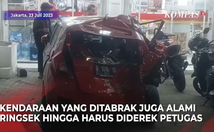 Honda Jazz yang ditabrak Mobil Patroli Jalan Tol ketika dibajar wanita inisial J (33)