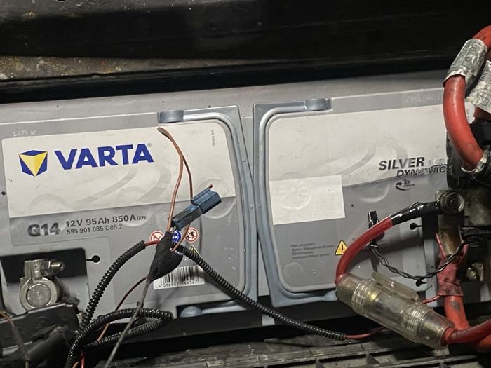 Aki kering Varta biasanya sudah menggunakan fitur Absorbent Glass Mat (AGM) sehingga memberikan kestabilan voltase lebih baik.
