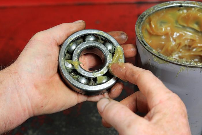 ILUSTRASI pemakaian grease atau gemuk pada bearing