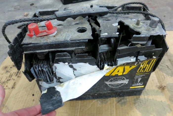 Ilustrasi aki mobil meledak