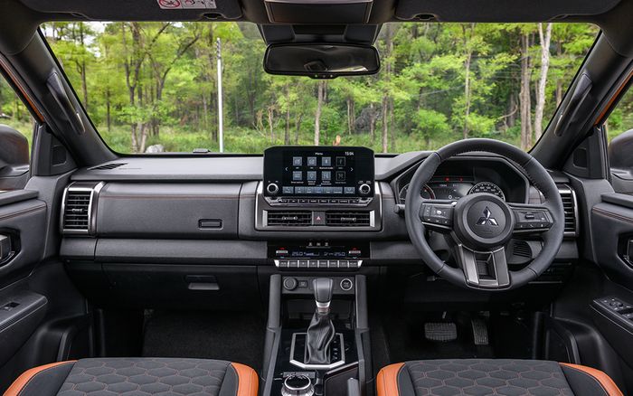 Interior Mitsubishi Triton terbaru.