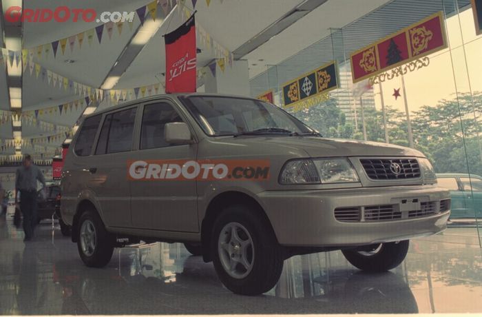 Momen Toyota Kijang Kapsul saat pertama dijual di dealer resmi Toyota