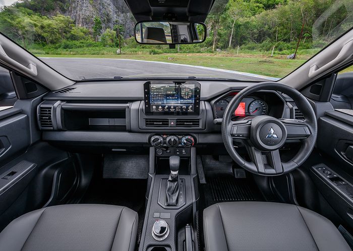 Interior Mitsubishi Triton Pro.