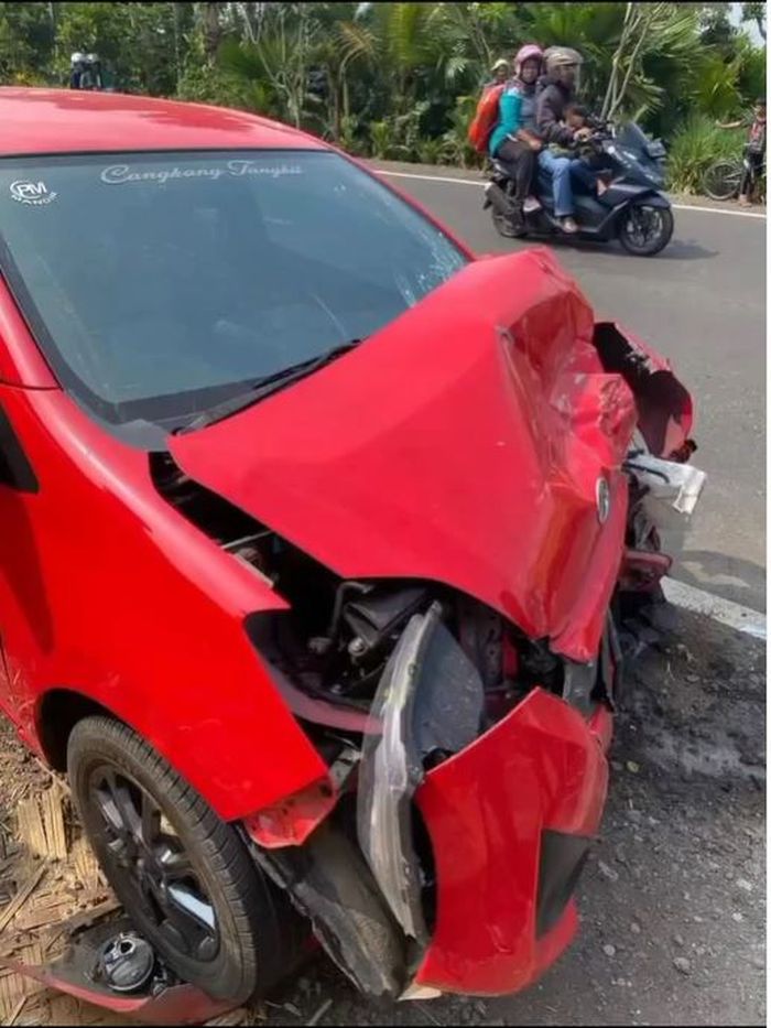 Daihatsu Ayla ringsek ditabrak Mitsubishi Pajero Sport di Karangtengah, Cianjur