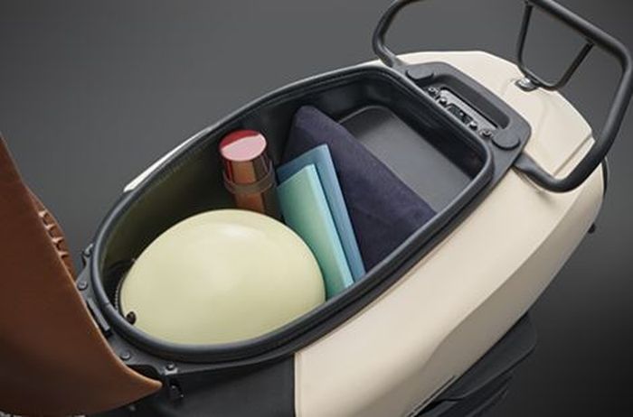 bagasinya luas bisa dimuati helm half face.