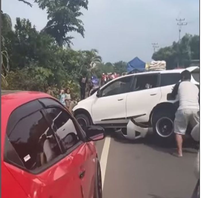 Warga mengevakuasi Datsun GO setelah dihajar Mitsubishi Pajero Sport bersama Daihatsu Ayla di Karangtengah, Cianjur