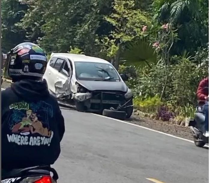 Kondisi Datsun Go setelah diseruduk Mitsubishi Pajero Sport di Karangtengah, Cianjur