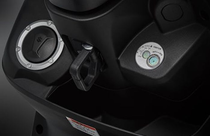 pengisian bahan bakarnya dari depan dan memiliki ruang penyimpanan di bawah setang.