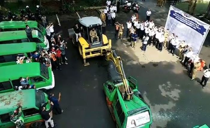 Proses pembesituakan angkot oleh Bima Arya pada 1 November 2021 lalu.