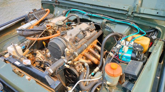 Mesin Suzuki Futura disematkan ke ruang mesin Jimny. Posisi mesin tidur Futura dibuat tegak dengan mengganti intake dari Baleno