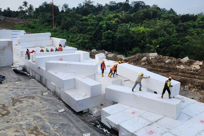 Penyusunan busa bernama Geofoam EPS pada proyek tol Cisumdawu