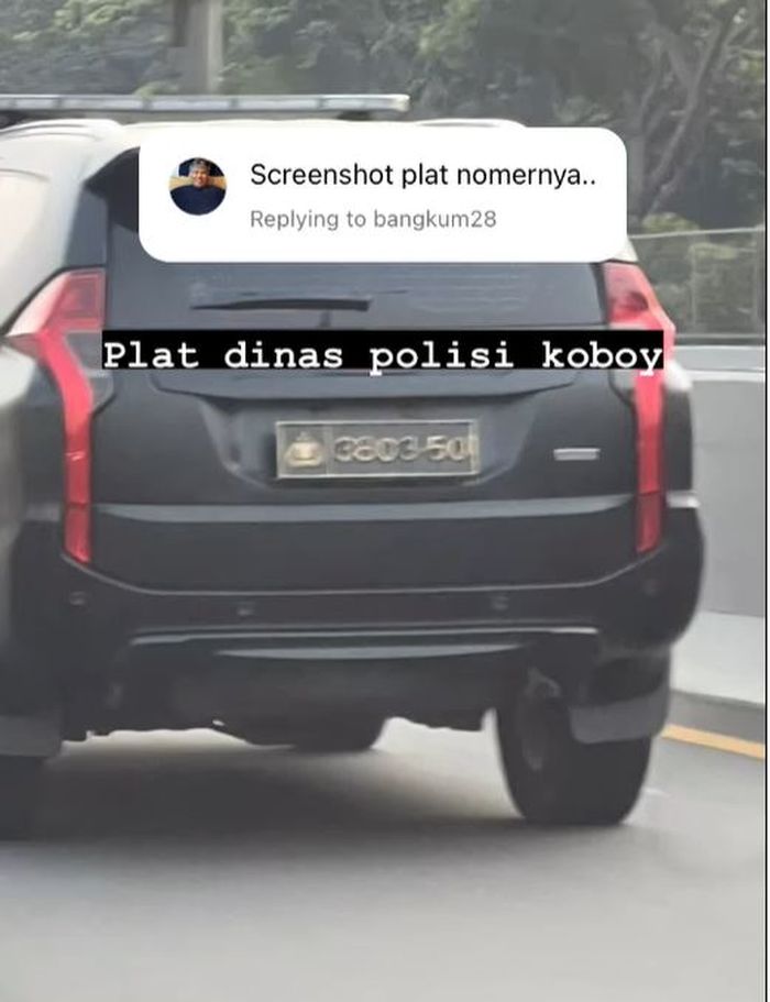 Mitsubishi Pajero Sport pelat dinas Polri 3803-50 yang arogan mengkepret Hyundai Stargazer 