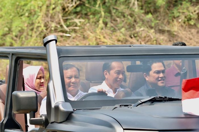 Presiden Jokowi dan Ibu Negara Iriana duduk di bangku belakang.