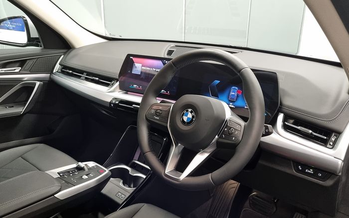 Interior BMW X1 terbaru terasa simpel.
