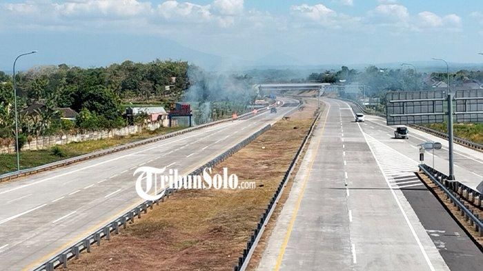 Lahan di sekitar jalan Tol Semarang-Solo terbakar, Senin (31/7/2023) 