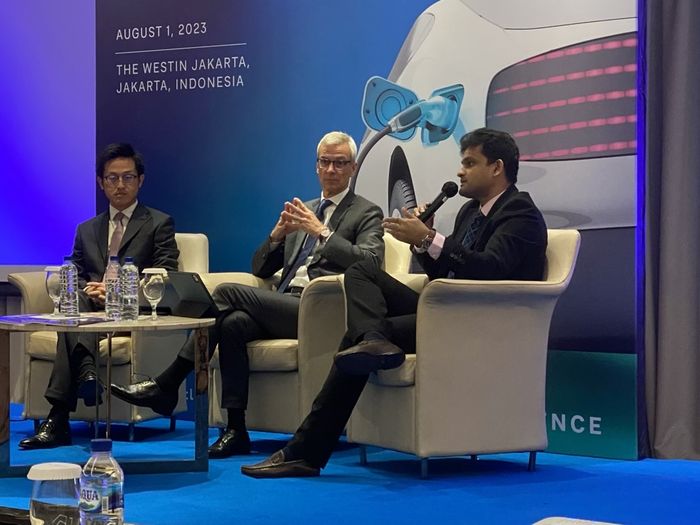 Perusahaan manajemen konsultasi global Arthur D. Little menyarankan pemerintah Indonesia percepat adopsi kendaraan listrik.
