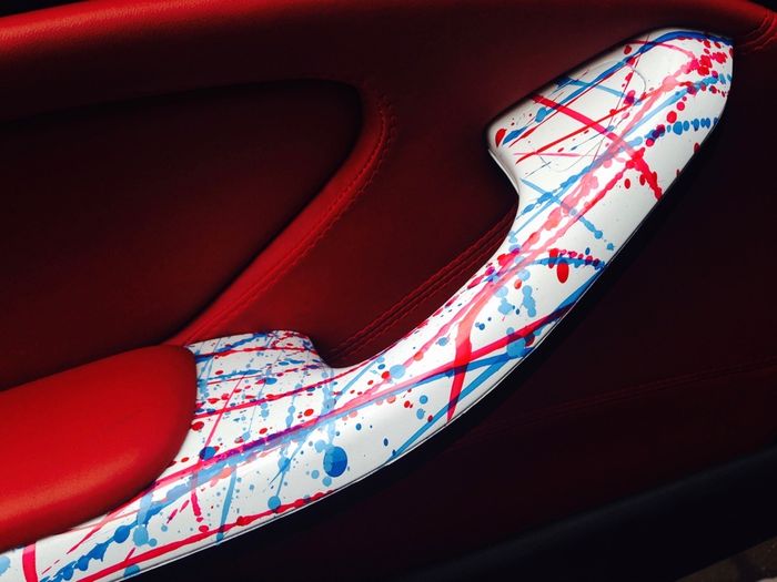 Handle atau gagang pintu juga bisa diaplikasikan motif Pollock Art ini.