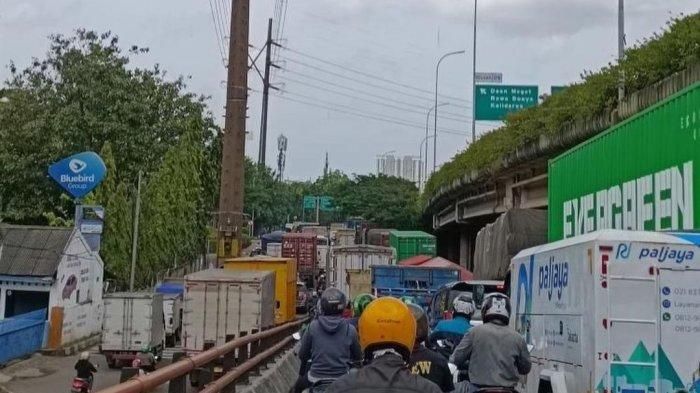 Kemacetan di Jalan Kapuk Kamal Raya, Cengkareng, Jakarta Barat