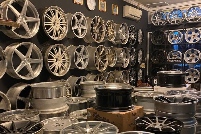 Deretan pelek mobil di Ping Wheels 