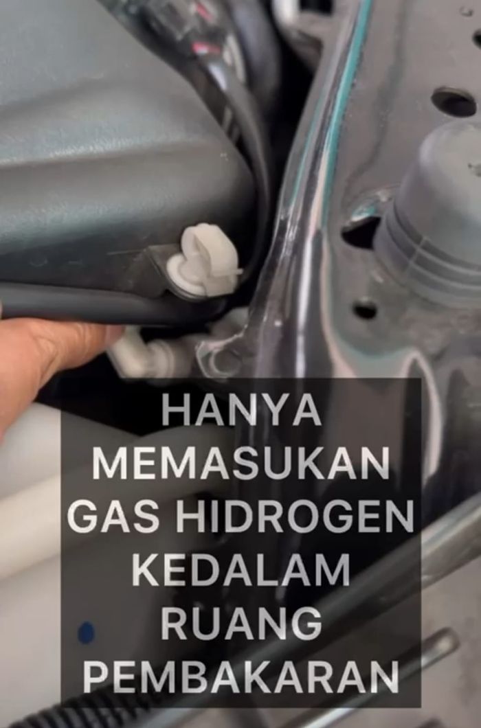 Gas hidrogen disuntik ke dalam ruang bakar lewat boks filter udara