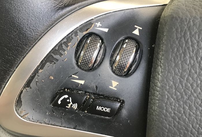 Untuk restorasi tombol dan panel interior lengket, harus dikerok dahulu