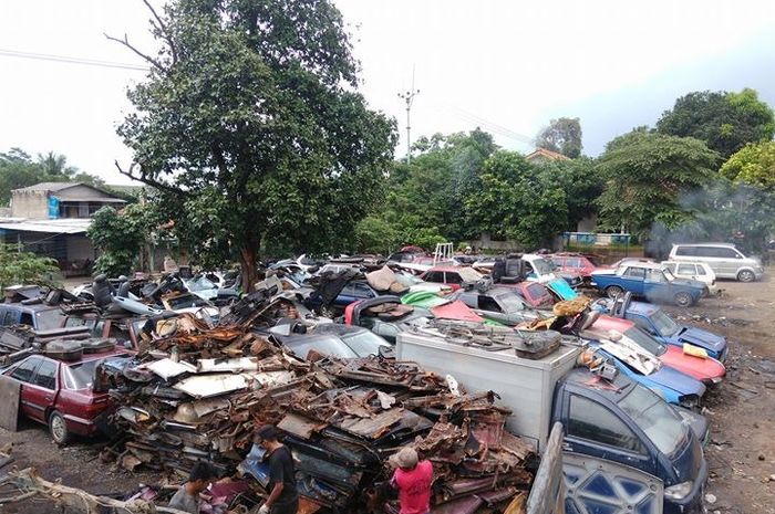 Lapak mobil kampakan di Parung, Bogor