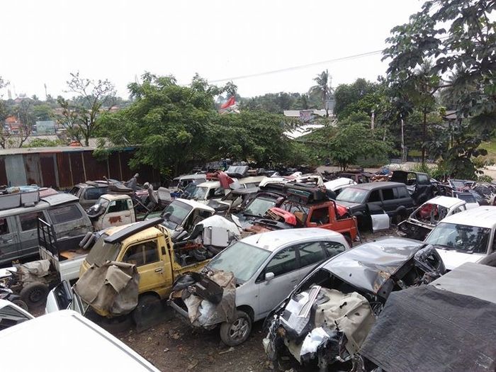 Deretan mobil bekas di salah satu lapak mobil kampakan Parung, Bogor
