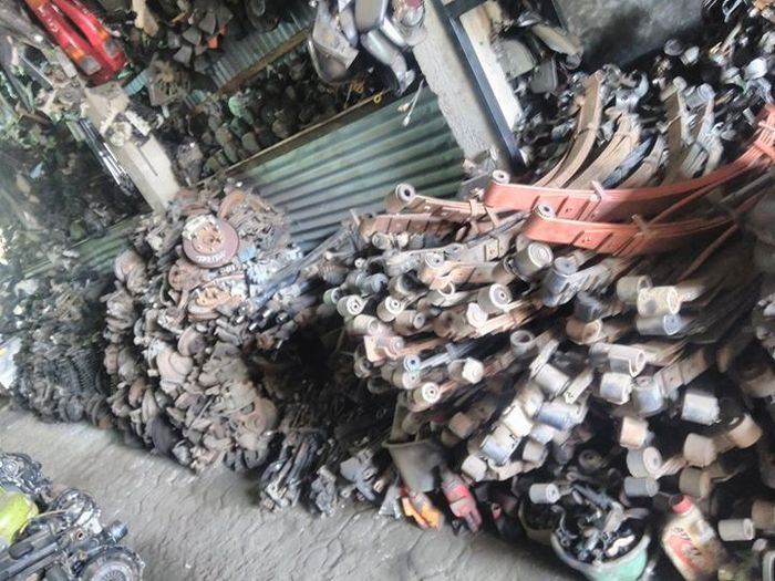 Deretan onderdil di lapak mobil kampakan Parung, Bogor